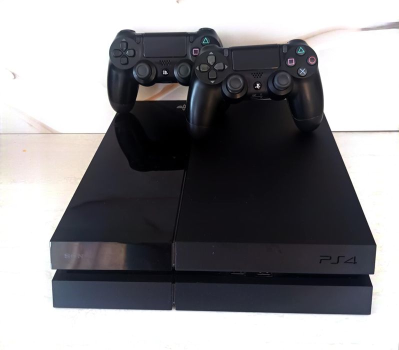 PS4 Phat 500 GB HDD cu peste 20 jocuri instalate + 2 Controllere