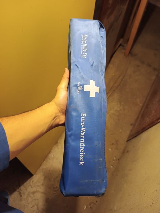 Аптечка със триъгълник   теглич крик и ключ за гуми