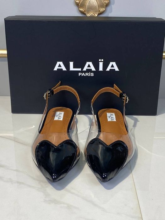 Нови обувки Alaia със сърца