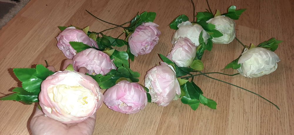 Искусственные цветы и листья