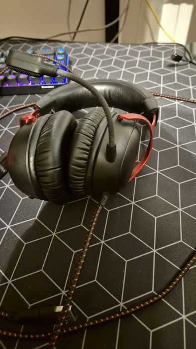Vând Căști HyperX Cloud 3 cu Fir.