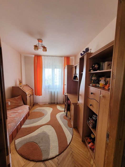 Apartament 3 camere, zona Dalas, cu pivnita si garaj