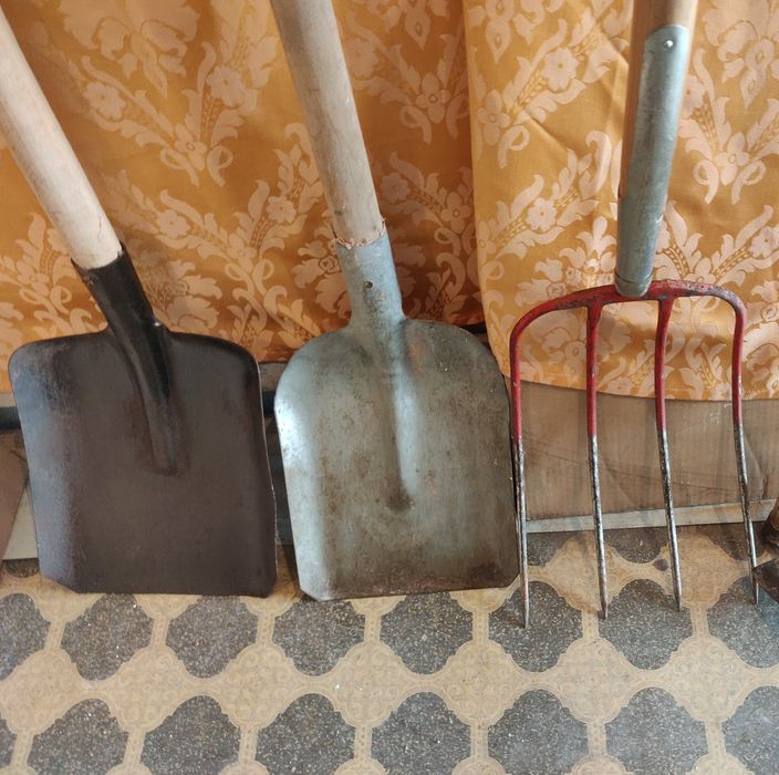 Săpa  lopată, târnăcop, furcă,foarfece crengi