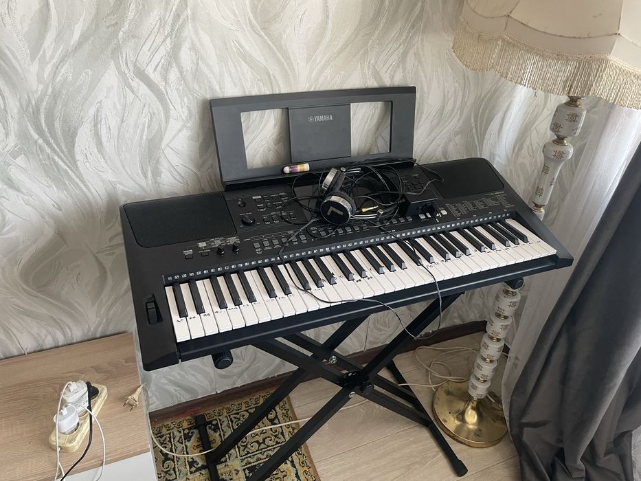 Продам синтезатор