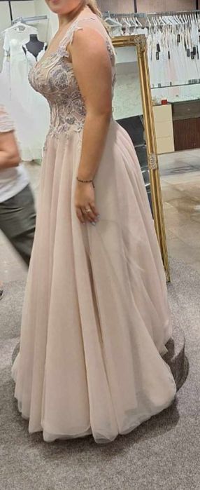 Продавам бална рокля