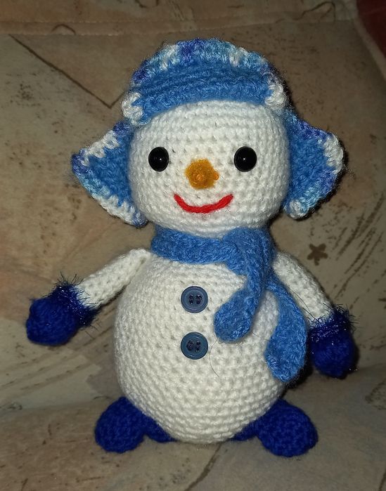 Вязаный снеговик в ушанке