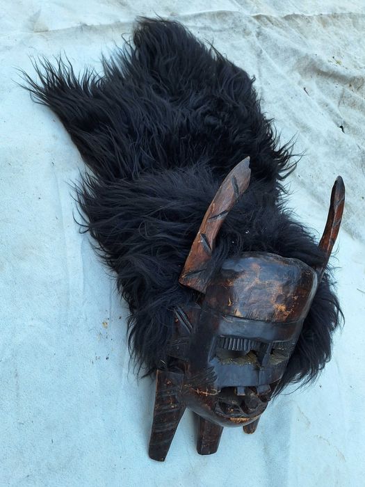 Кукерска маска от дърво и кожа