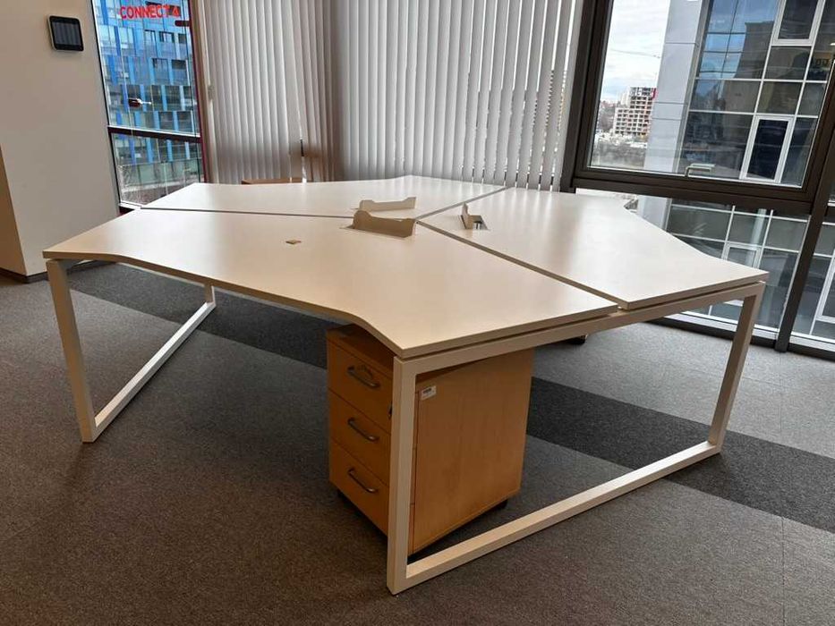 Дизайнерски офис бенч за 3 работни места – бял, 160×160см