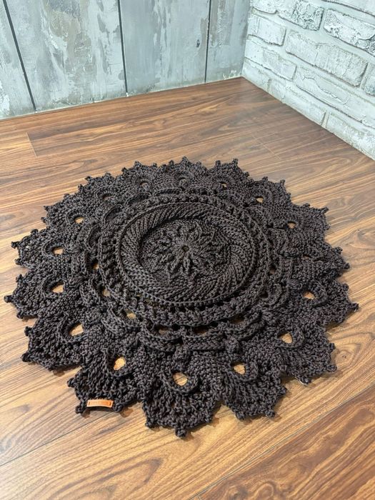 Ажурный коврик ручной работы