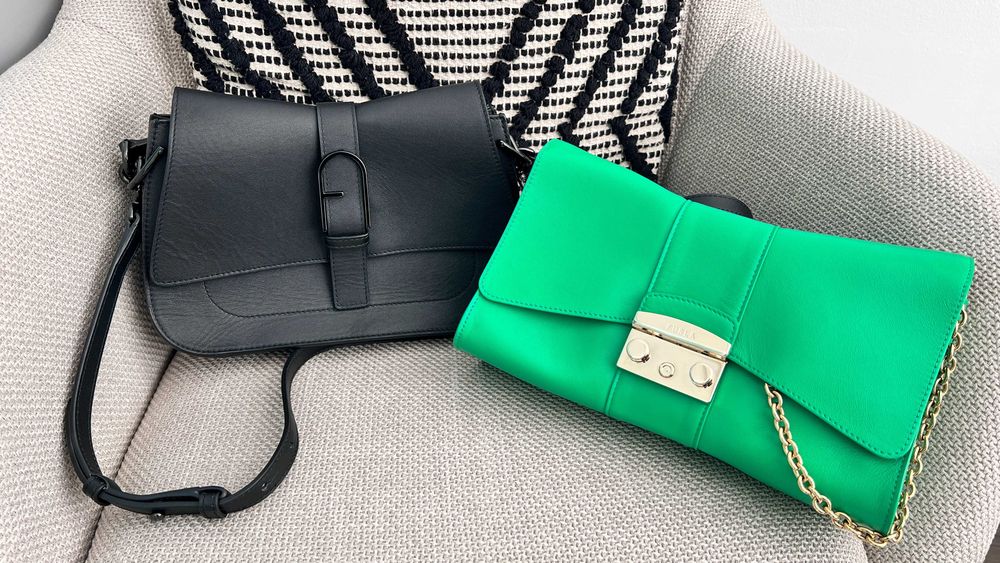 Furla кросбоди в черно