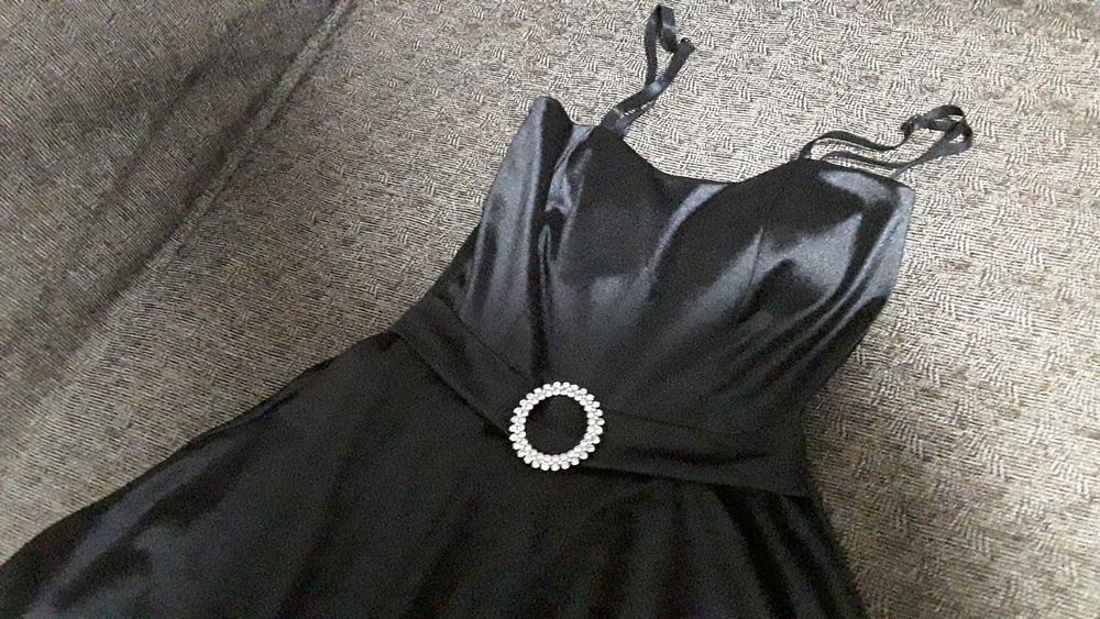 Rochie de ocazie matase neagra closata scurta.