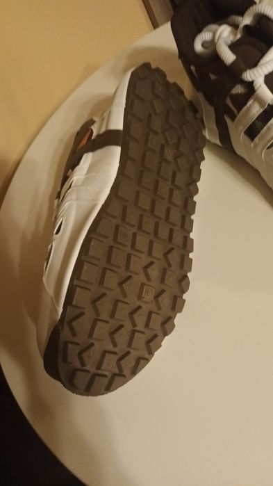 Vând pantofi unisex talpa groasa