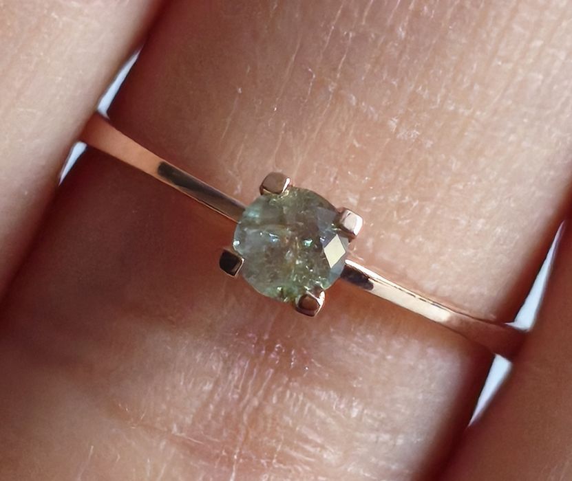 Золотое кольцо с природным, редким камнем  александрит.