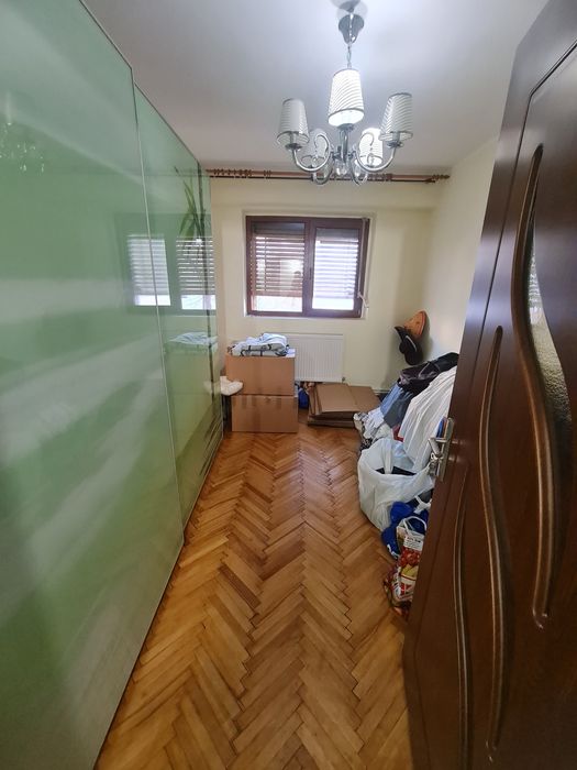 Vind 4camere etaj 1  strada anghel salygni