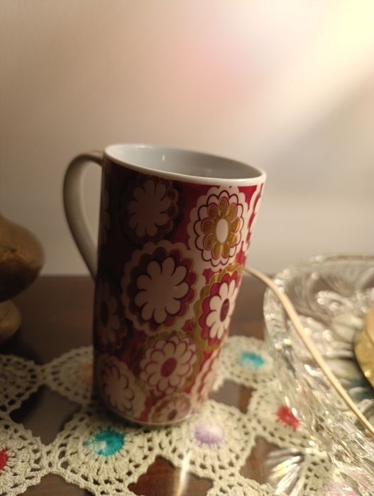 Eleganta cană din porțelan pentru ceai, model floral