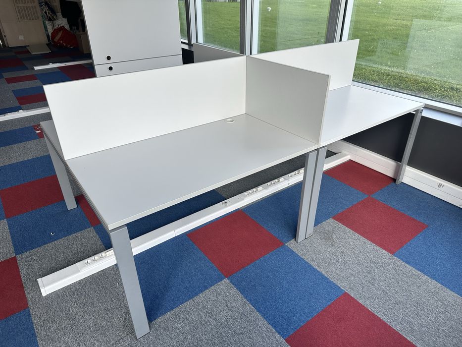 Офис бенч бюро с прегради 150х140 см – 4 работни места