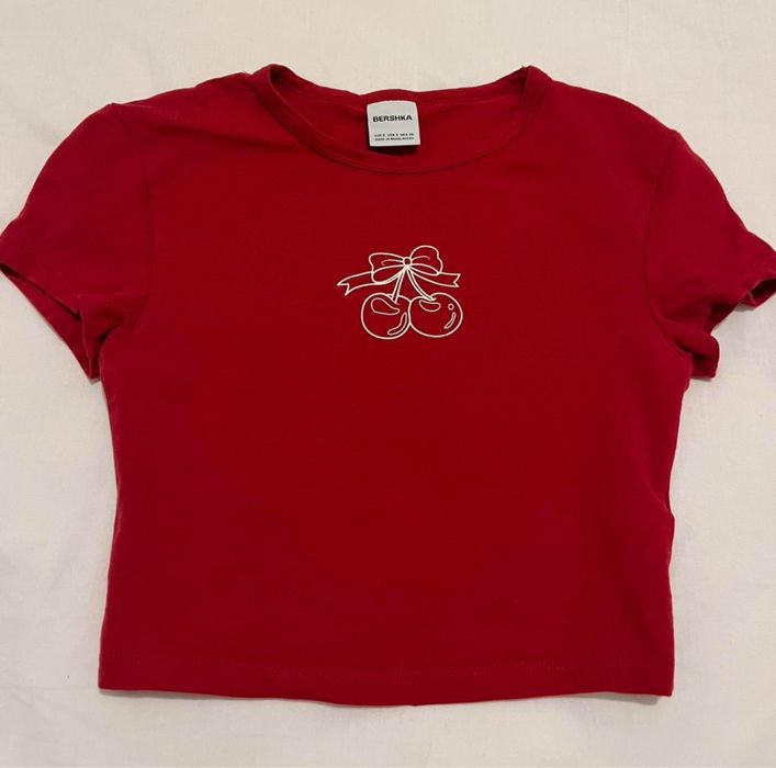 Къса тениска от Bershka рзмер L, но е много умален и става на  xs/s