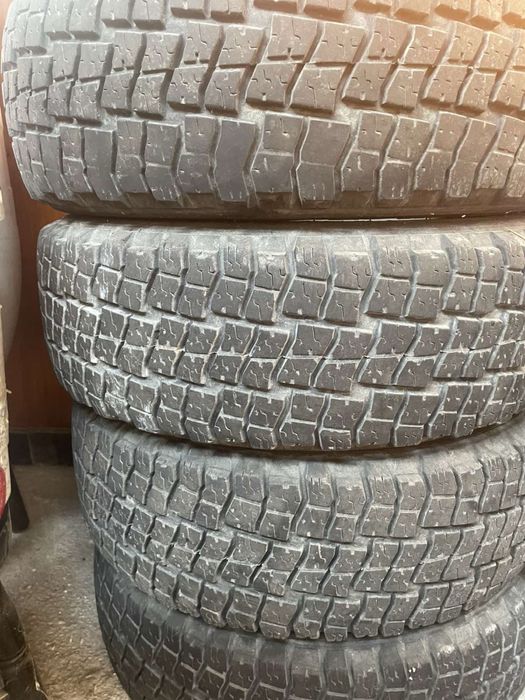 Продавам гуми 235/75/15