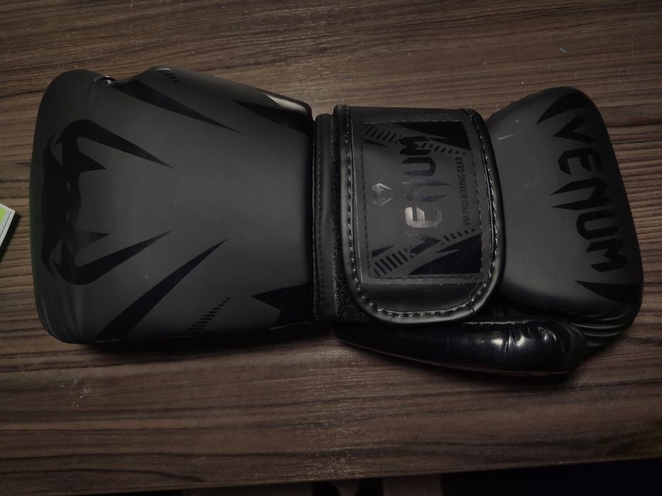 Продам срочно,боксерские перчатки и каску