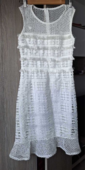 Vand rochii noi, cu eticheta