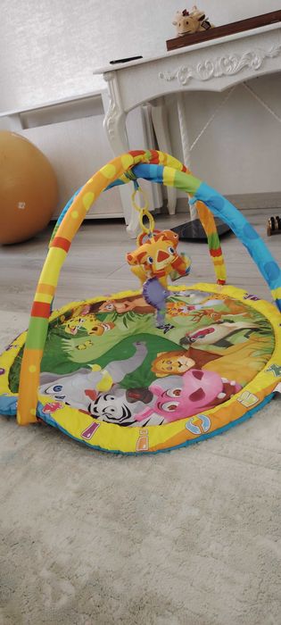 Детский коврик с игрушками