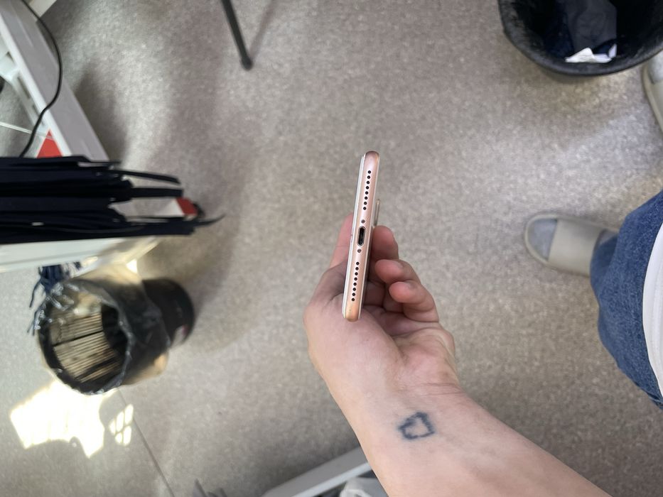 Продам айфон 8+ 128гигов