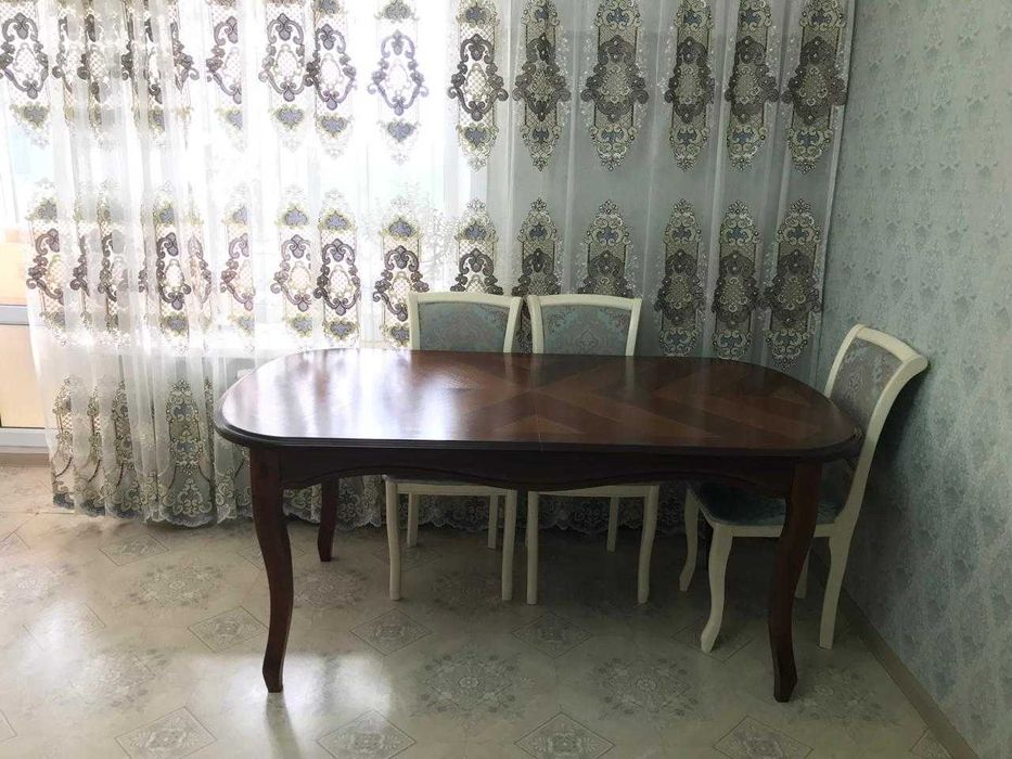 продается стол в гостиную