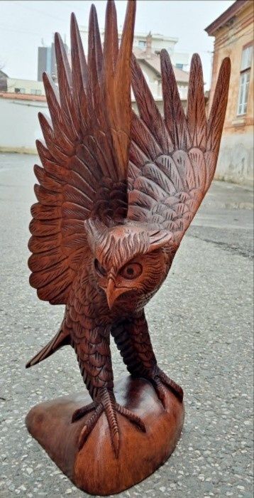 Sculptura, bufniță din lemn masiv lucrata integral manual dintr-o sing