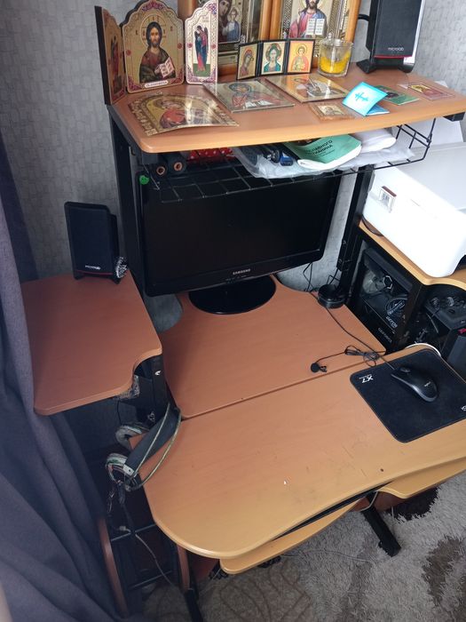 Компьютерный стол.
