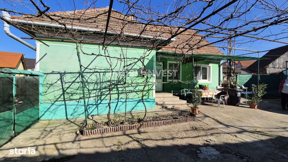 EXCLUSIVITATE! Casa 4 camere, 2 bucatarii,curte si garaj,Teren 1244 mp