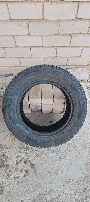 Продам зимние шины 215 65 R16