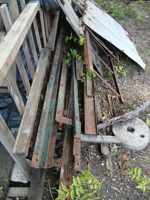 Продавам бетонни колове и винкели и тръби.