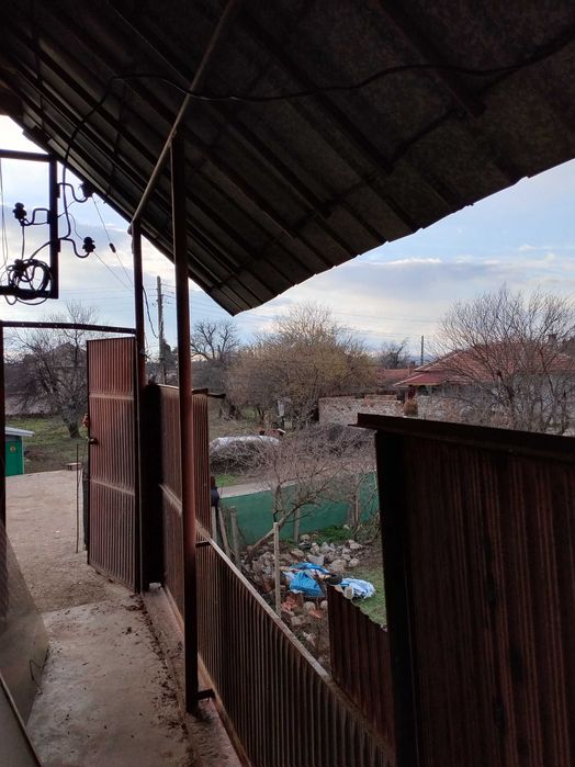 Продава се етаж от къща в село Първомайци.