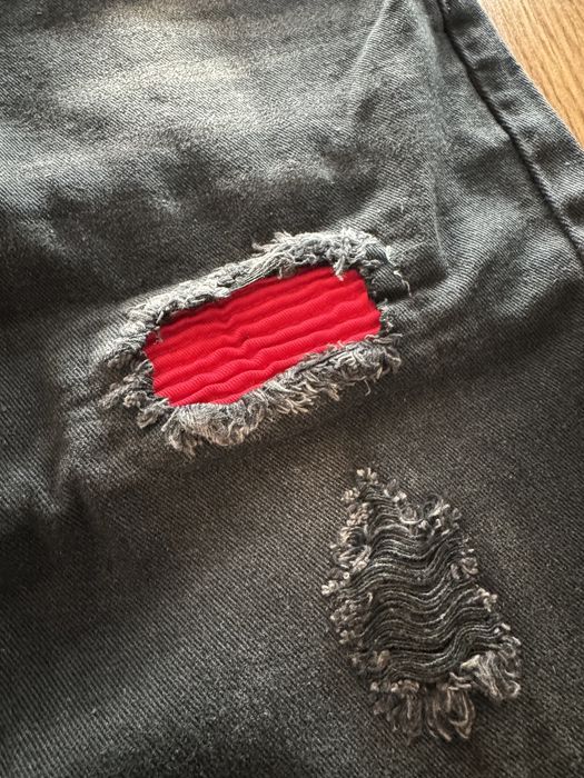 Blugi cu petice rosii