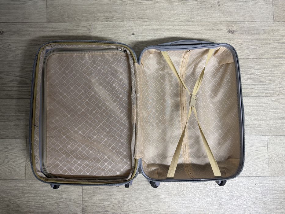 Продам чемодан среднего размера