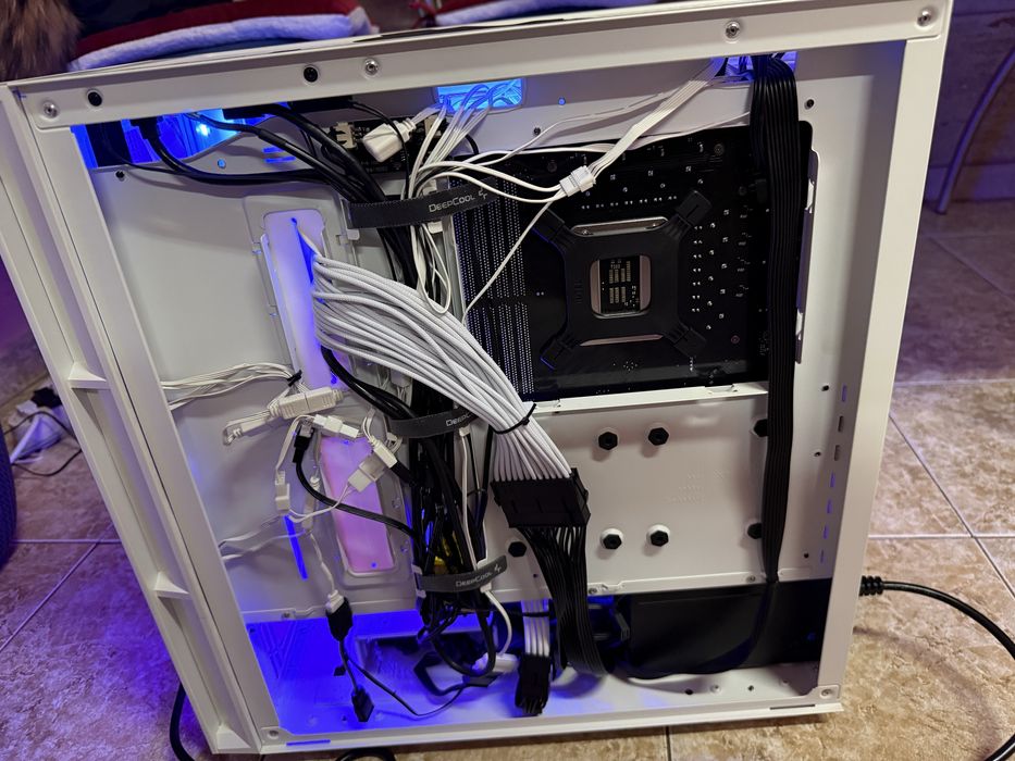 Продавам мощен геймърски компютър + 2× 24″ монитора