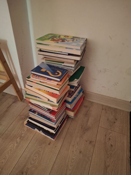 Книги  некоторые в плохом состоянии