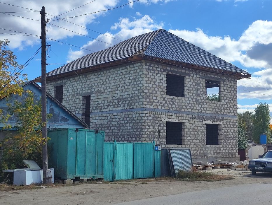 Недостроенный двухэтажный дом