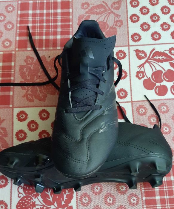 Ghete pentru fotbal Adidas Predator