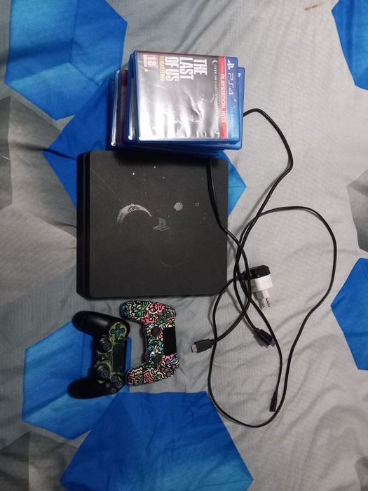 Playstation 4  tot ce se vede în poza