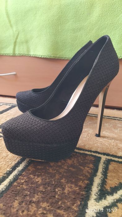 Обувки на висок ток Bershka размер 37