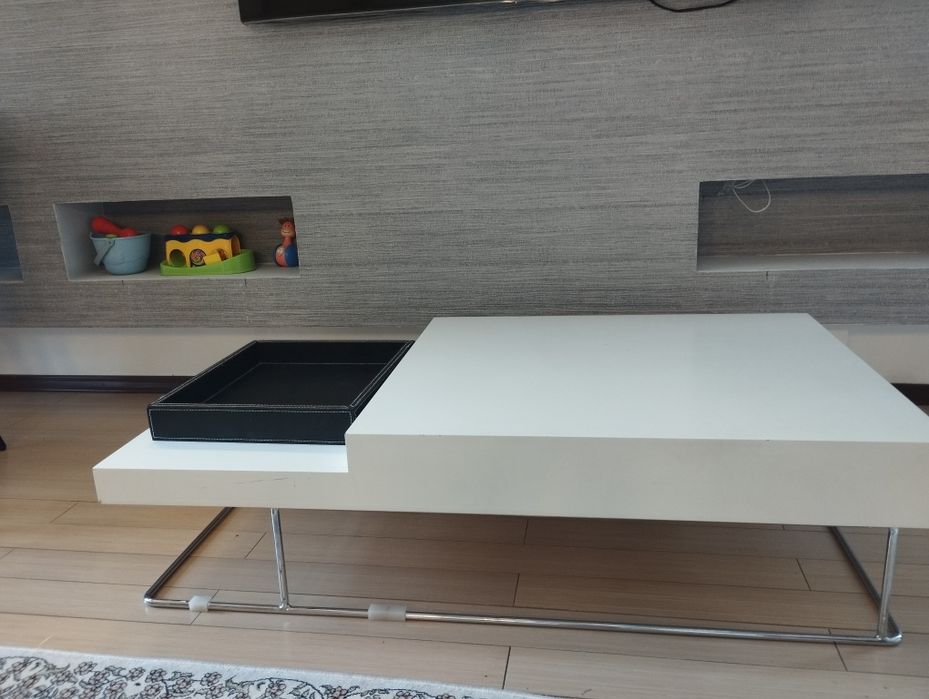 Продается стильный журнальный столик.