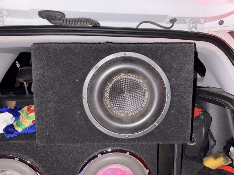 Активный сабуфер со встроенным усилителем. В идеальном состоянии.