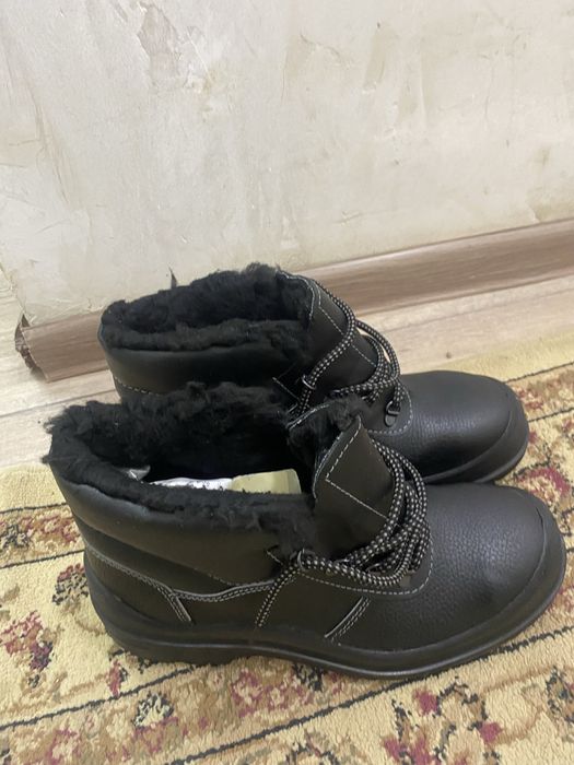 Продам новые зимние ботинки