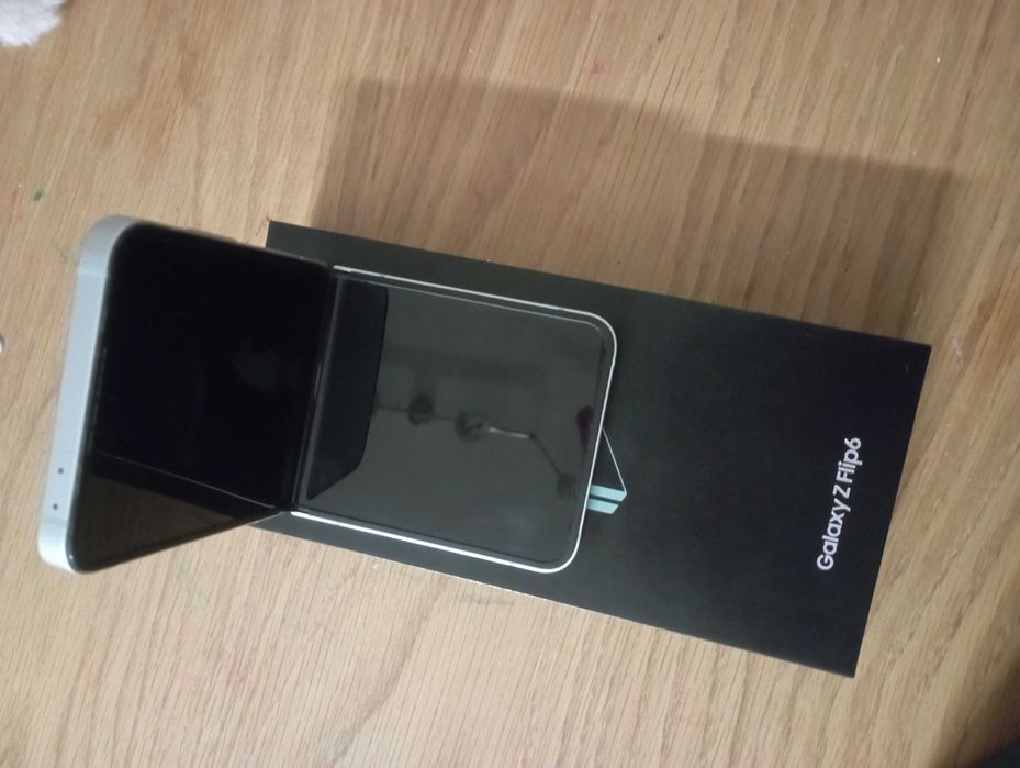Продавам Samsung Galaxy Z Flip 6 - mint.