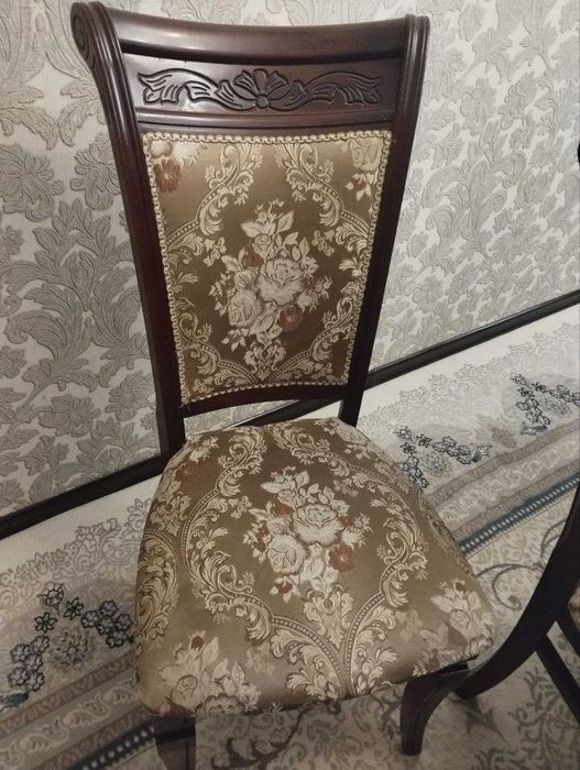 Mehmonxona uchun yong'oq daraxtidan yasalgan stol-stul to'plami