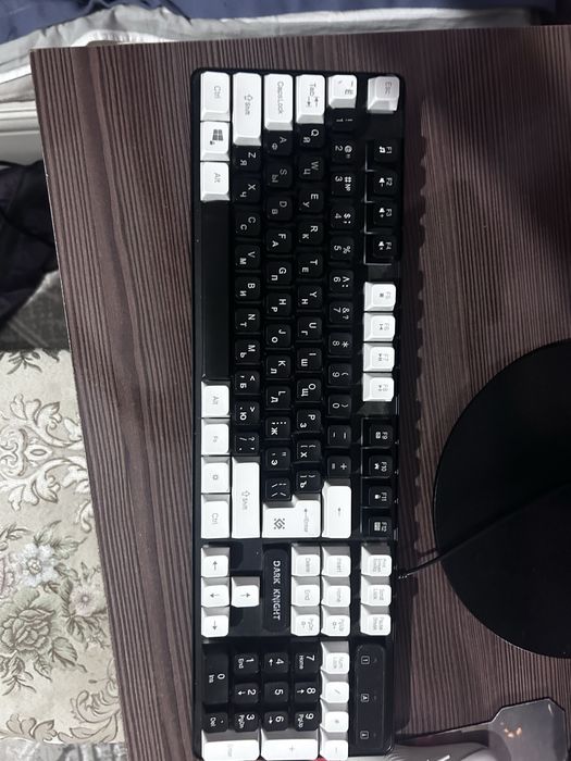 Продам клавиатуру в очень хорошем состояние