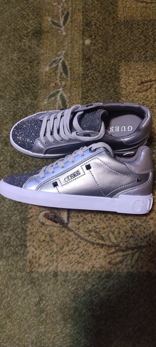 Adidasi GUESS originali marimea 37,38 noi  model deosebit