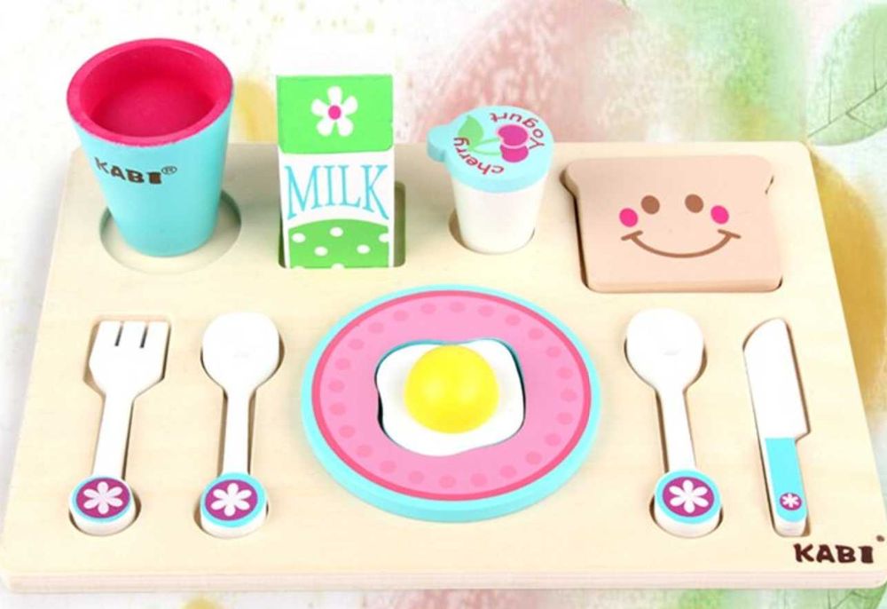 Дървена храна за симулации - детска закуска с мляко, чашка, яйце, хляб