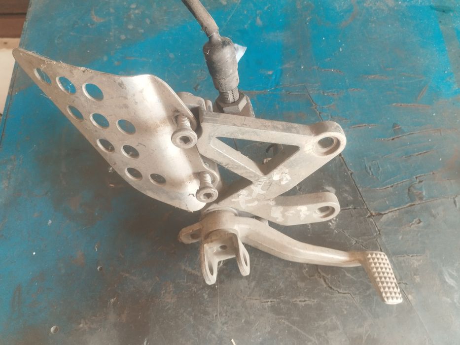 Suport scara dreapta plus pedala frana pentru Kawasaki zx9r model 1997